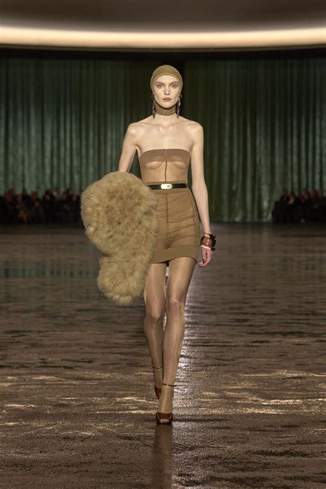 mostra ysl met scalpore